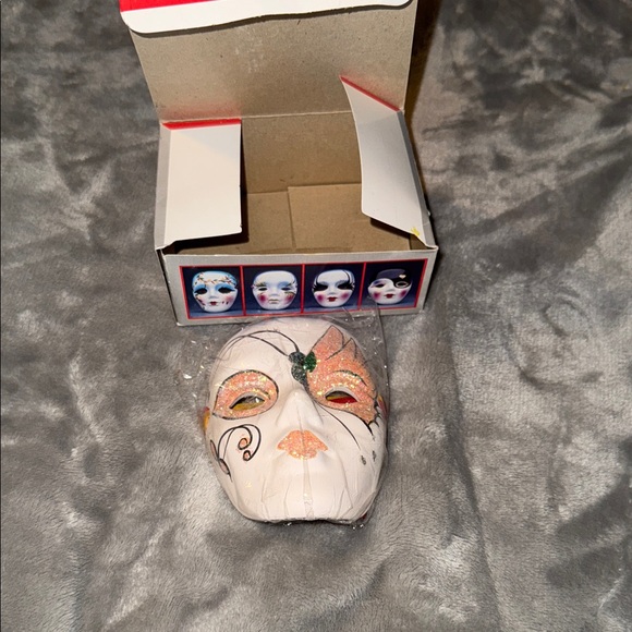 ❤️3/$20… Decorative White Mask with Glitter Accents - Picture 1 of 3